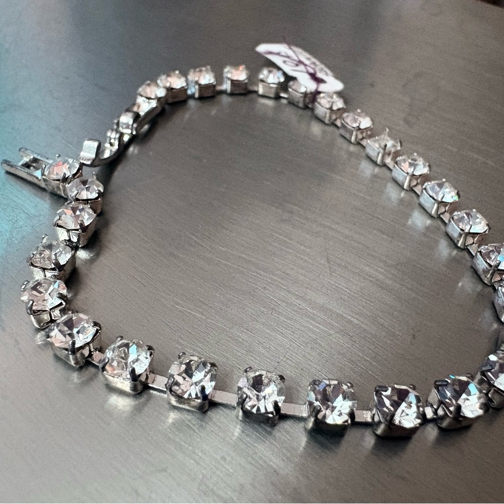 7 1/2” Clear Rhinestone Latch Bracelet Single stone separation New